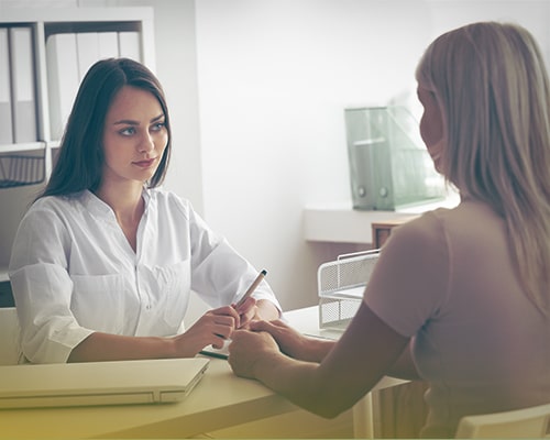 Девушка на консультации у врача